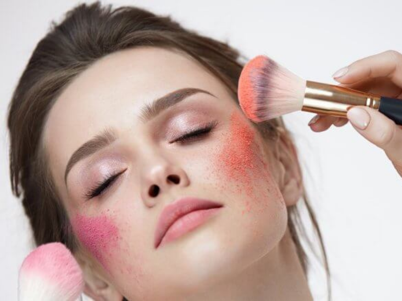 Má hồng quá đậm khiến mặt bạn trông kém xinh Má hồng quá đậm khiến mặt bạn trông kém xinh