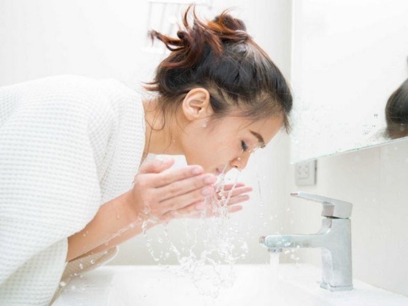 Rửa mặt thật sạch ngay sau khi tẩy trang Rửa mặt thật sạch ngay sau khi tẩy trang