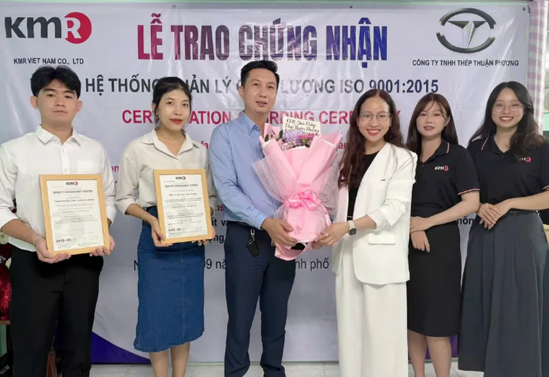 KMR TRAO CHỨNG NHẬN ISO 9001:2015 CÔNG NHẬN QUỐC TẾ CHO THÉP THUẬN PHƯƠNG KMR TRAO CHỨNG NHẬN ISO 9001:2015 CÔNG NHẬN QUỐC TẾ CHO THÉP THUẬN PHƯƠNG