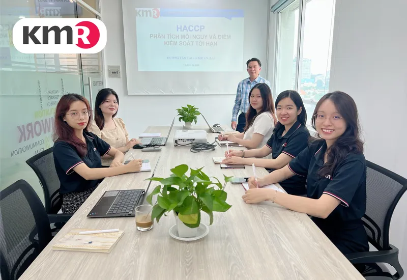 KMR VN NÂNG CAO KIẾN THỨC CHO ĐỘI NGŨ MARKETING VỀ HỆ THỐNG QUẢN LÝ AN TOÀN THỰC PHẨM KMR VN NÂNG CAO KIẾN THỨC CHO ĐỘI NGŨ MARKETING VỀ HỆ THỐNG QUẢN LÝ AN TOÀN THỰC PHẨM