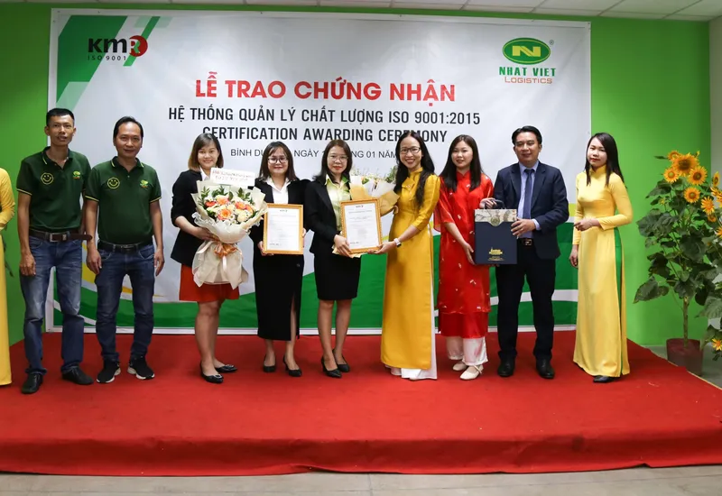 LỄ TRAO CHỨNG NHẬN HỆ THỐNG QUẢN LÝ CHẤT LƯỢNG ISO 9001:2015 CHO NHẤT VIỆT LOGISTICS LỄ TRAO CHỨNG NHẬN HỆ THỐNG QUẢN LÝ CHẤT LƯỢNG ISO 9001:2015 CHO NHẤT VIỆT LOGISTICS