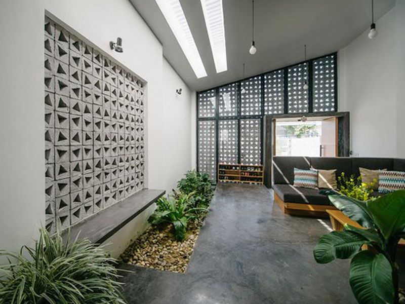 Với chức năng làm thoáng khí, gạch thông gió sẽ giúp nhà bạn tiết kiệm được khoản chi phí làm mát trong mùa hè đấy