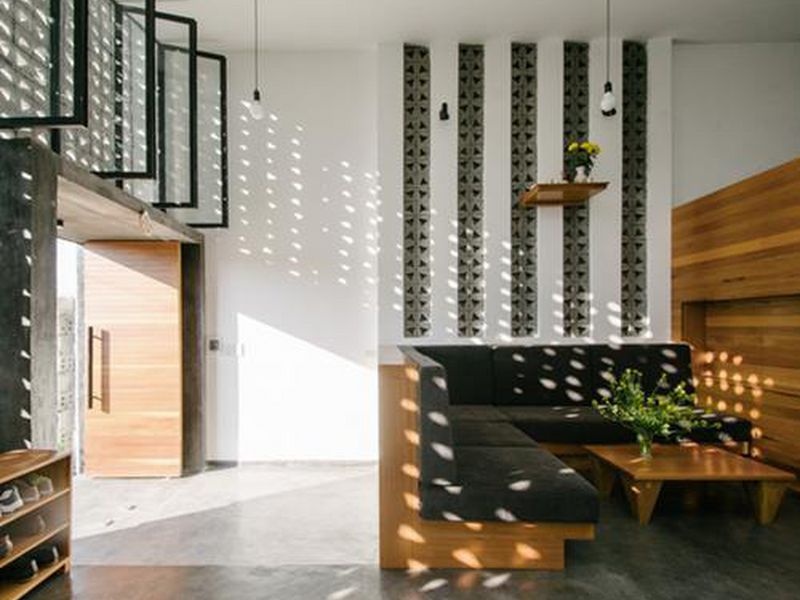 Để không gian trang trí gạch thông gió thêm hoàn hảo, bạn hãy khéo léo kết hợp với ánh sáng, khi đó những hình khối ấn tượng của gạch sẽ hiện ra trông rất đẹp mắt, mới lạ và đầy ấn tượng.