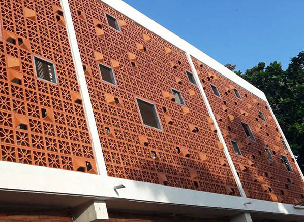 Xây nhà bằng gạch thong gió giúp cho không gian ngôi nhà luôn thoáng đãng, đón nắng và gió mát