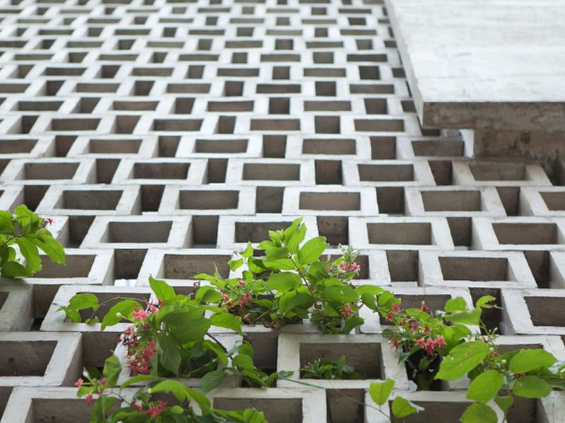 Xây nhà bằng gạch thông gió, chúng ta có thể tận dụng những bức tường để tạo nên không gian xanh bằng việc treo những giỏ hoa, giỏ cây leo lên tường và treo những vật dụng trang trí khác rất đẹp mắt và thú vị. Thứ tư, tiết kiệm điện năng, mang lại hiệu quả kinh tế cao