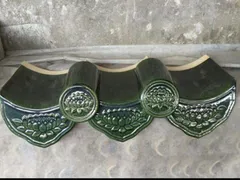 Ngói viền hoa sen nở màu xanh