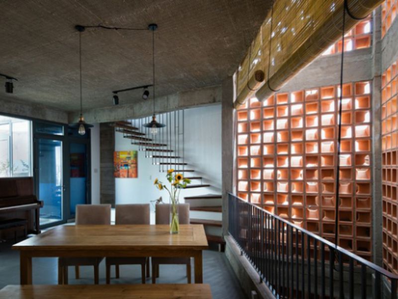 Xây nhà bằng gạch thông gió giúp cho không gian các phòng đón ánh sáng tự nhiên và tránh cảm giác bí bách, tù túng