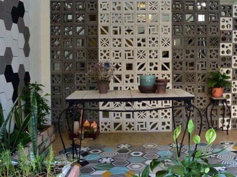 Có thể sử dụng gạch thông gió làm vách ngăn tạo tính thẩm mĩ cho nôi thất ngôi nhà