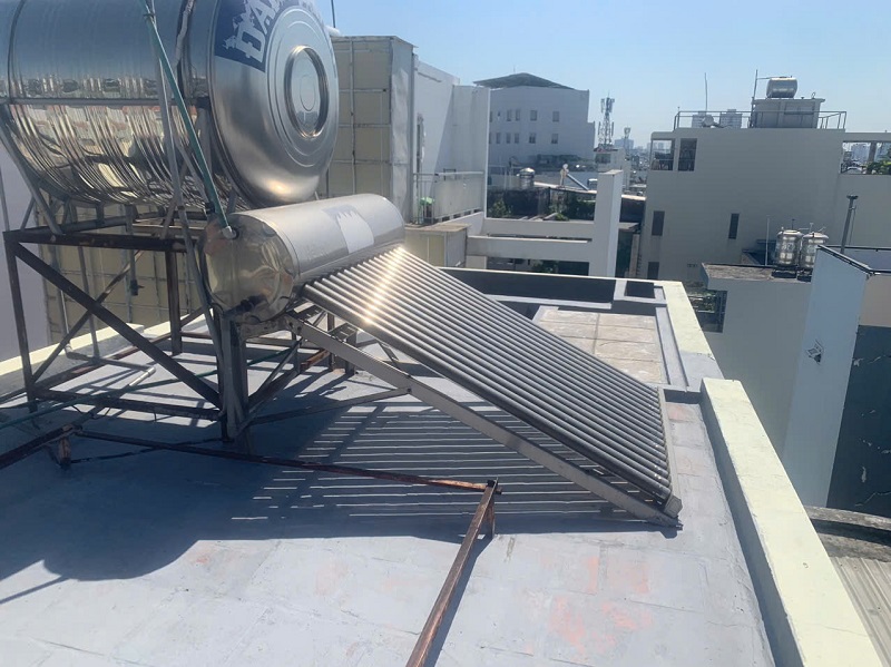 Máy nước nóng mặt trời cũ Bị hỏng, cần thay thế Máy nước nóng mặt trời cũ Bị hỏng, cần thay thế