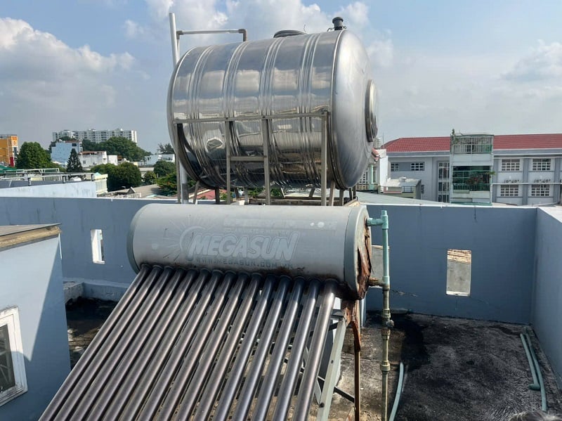 Máy nước nóng năng lượng mặt trời cũ bị hỏng Máy nước nóng năng lượng mặt trời cũ bị hỏng