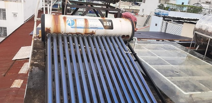 Máy nước nóng năng lượng mặt trời bị rò rỉ nước Máy nước nóng năng lượng mặt trời bị rò rỉ nước