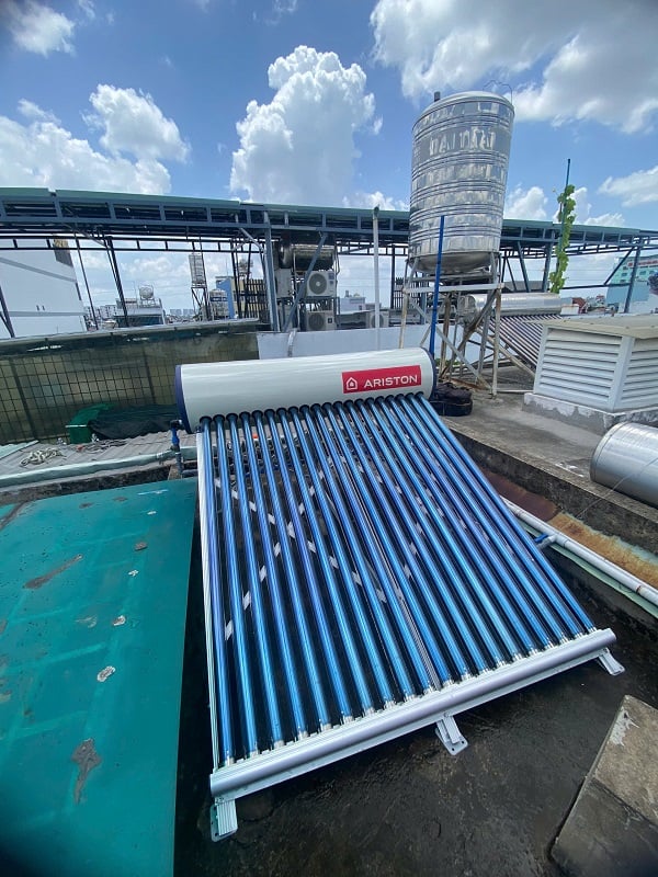 Bàn giao Máy nước nóng mặt trời Ariston tại Gò Vấp Bàn giao Máy nước nóng mặt trời Ariston tại Gò Vấp