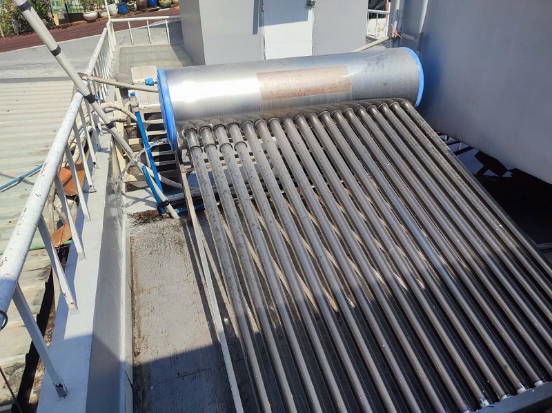 Bình bảo ôn cũ bị rỉ sét, Chảy nước Bình bảo ôn cũ bị rỉ sét, Chảy nước