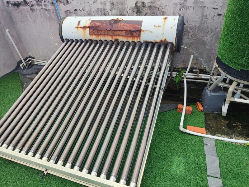 Bình bảo ôn Máy nước nóng NLMT bị rỉ sét Bình bảo ôn Máy nước nóng NLMT bị rỉ sét