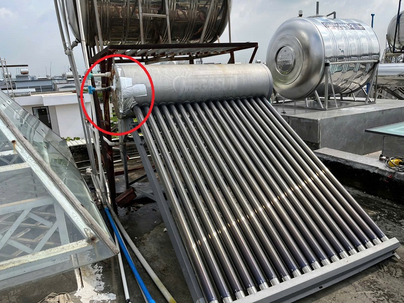 Bình năng lượng bị thủng, gây rò rỉ nước Bình năng lượng bị thủng, gây rò rỉ nước