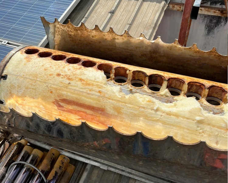 Bình bảo ôn kém chất lượng bị rỉ sét Bình bảo ôn kém chất lượng bị rỉ sét