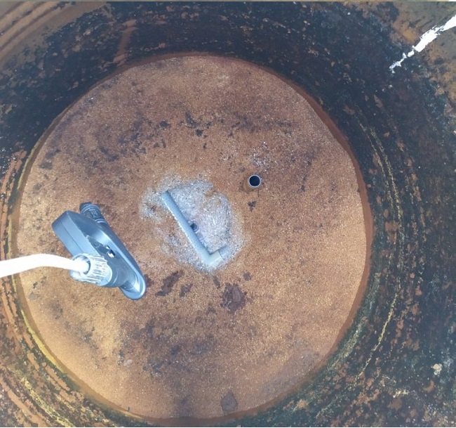 Bồn nước bị đóng cặn bẩn, do đó cần vệ sinh định kì Bồn nước bị đóng cặn bẩn, do đó cần vệ sinh định kì