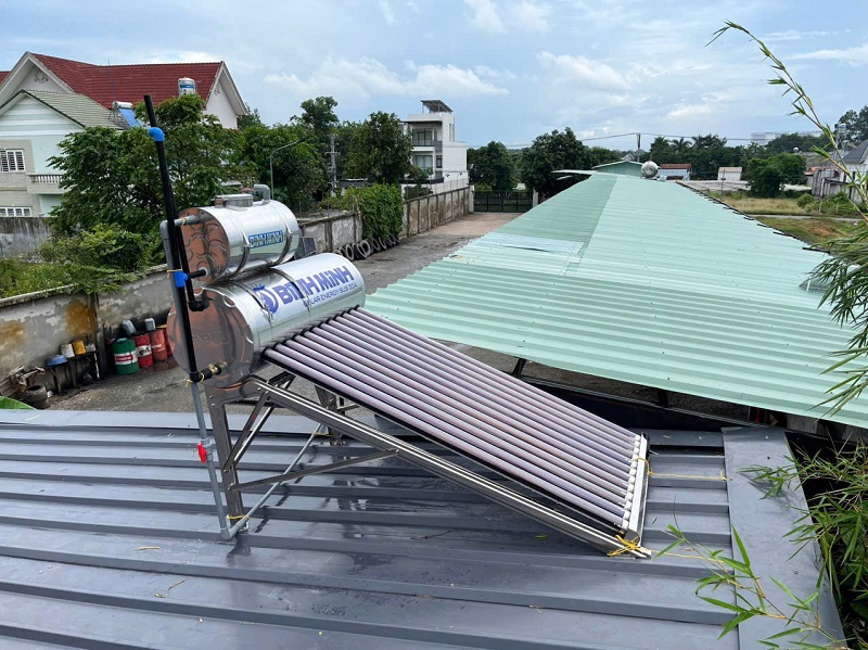 Hoàn thiện lắp bồn phụ Máy nước nóng NLMT trên mái tôn Hoàn thiện lắp bồn phụ Máy nước nóng NLMT trên mái tôn