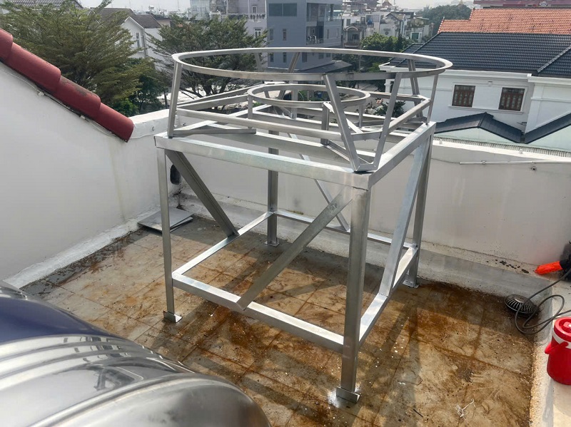 Hàn chân kẽm Bồn nước inox 2000L có bòng bơ đáy Hàn chân kẽm Bồn nước inox 2000L có bòng bơ đáy