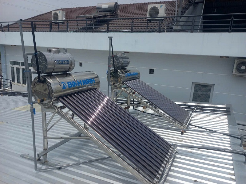 Lắp bồn phụ Máy nước nóng NLMT trên mái tôn  Lắp bồn phụ Máy nước nóng NLMT trên mái tôn