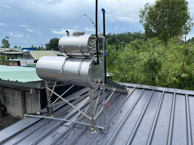 Hoàn thiện lắp bồn phụ Máy nước nóng NLMT trên mái tôn Hoàn thiện lắp bồn phụ Máy nước nóng NLMT trên mái tôn