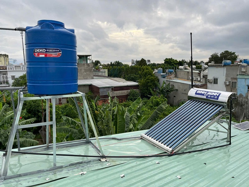 Hoàn thiện lắp Máy nước nóng mặt trời trên mái tôn Hoàn thiện lắp Máy nước nóng mặt trời trên mái tôn