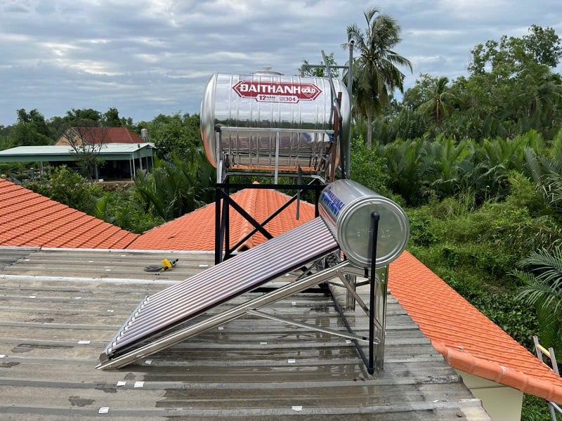 Năng lượng mặt trời Bình Minh 130L trên mái tôn Năng lượng mặt trời Bình Minh 130L trên mái tôn