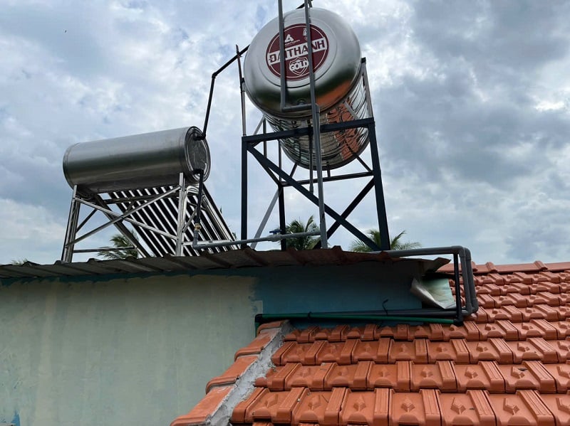 năng lượng mặt trời Bình Minh 130L trên mái tôn năng lượng mặt trời Bình Minh 130L trên mái tôn