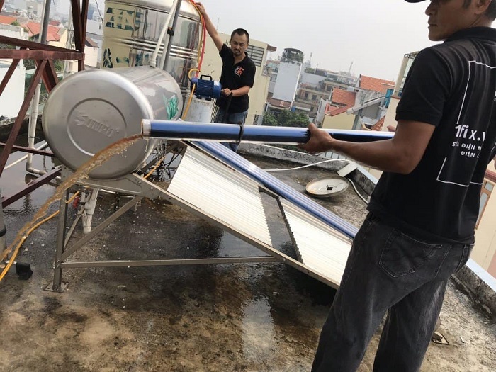 Vệ sinh và sữa chữa máy nước nóng năng lượng mặt trời Vệ sinh và sữa chữa máy nước nóng năng lượng mặt trời