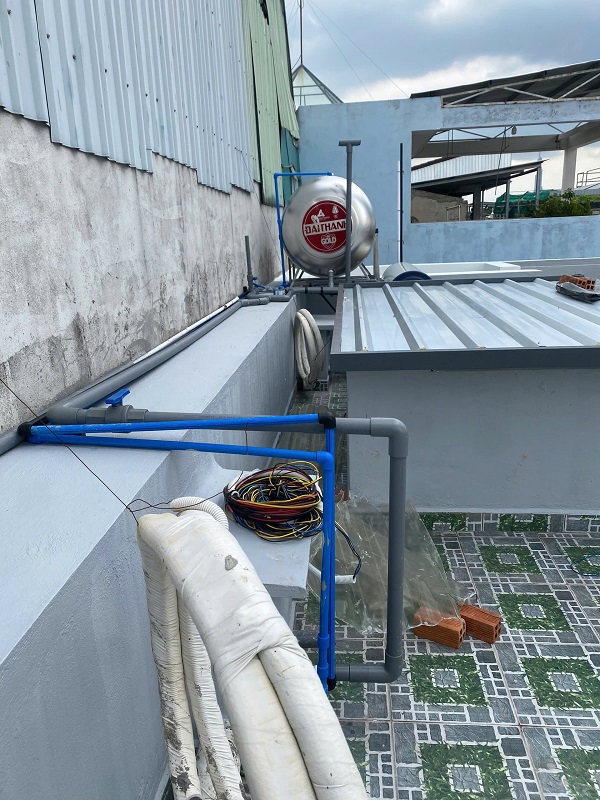 Thi công đường ống Nóng máy nước nóng mặt trời Ariston Thi công đường ống Nóng máy nước nóng mặt trời Ariston