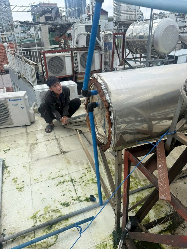 Đường Ống máy nước nóng NLMT bị hỏng Đường Ống máy nước nóng NLMT bị hỏng