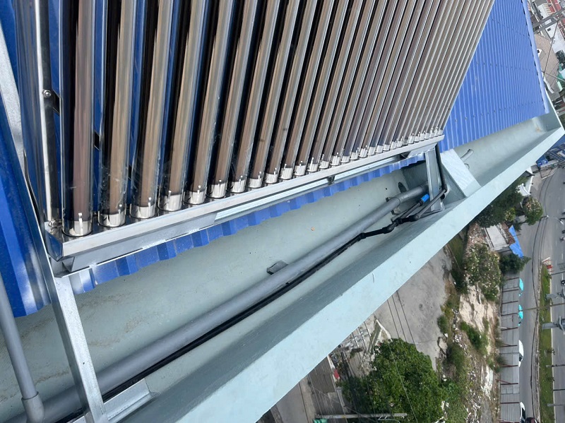 Gia cố Chân Máy NLMT trên mái tôn Gia cố Chân Máy NLMT trên mái tôn