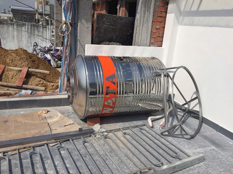 Giao và kéo Bồn nước Hwata lên mái tại TPHCM Giao và kéo Bồn nước Hwata lên mái tại TPHCM