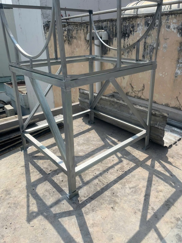 Hoàn thiện hàn chân Kẽm V5 cao 1M Bồn inox 1000L Ngang Hoàn thiện hàn chân Kẽm V5 cao 1M Bồn inox 1000L Ngang