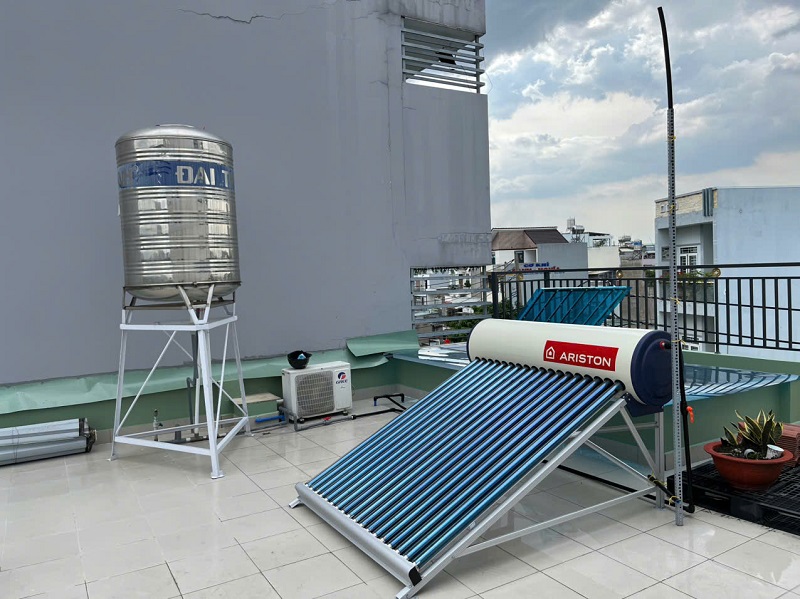 Mặt trước Máy nước nóng mặt trời Ariston ECO2, 190L-18 ống F58 Mặt trước Máy nước nóng mặt trời Ariston ECO2, 190L-18 ống F58