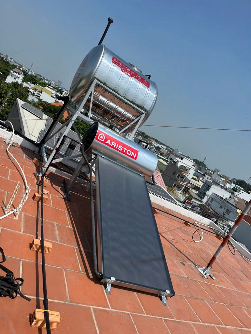 Hoàn thiện máy nước nóng NLMT Tấm Phẳng Ariston 200L tại Tân Phú Hoàn thiện máy nước nóng NLMT Tấm Phẳng Ariston 200L tại Tân Phú