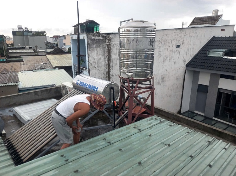 Khách hàng kiểm tra sản phẩm máy NLMT sau khi hoàn thành Khách hàng kiểm tra sản phẩm máy NLMT sau khi hoàn thành