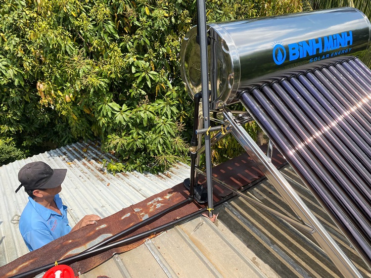 Khách hàng kiểm tra Máy nước nóng NLMT Bình Minh Khách hàng kiểm tra Máy nước nóng NLMT Bình Minh