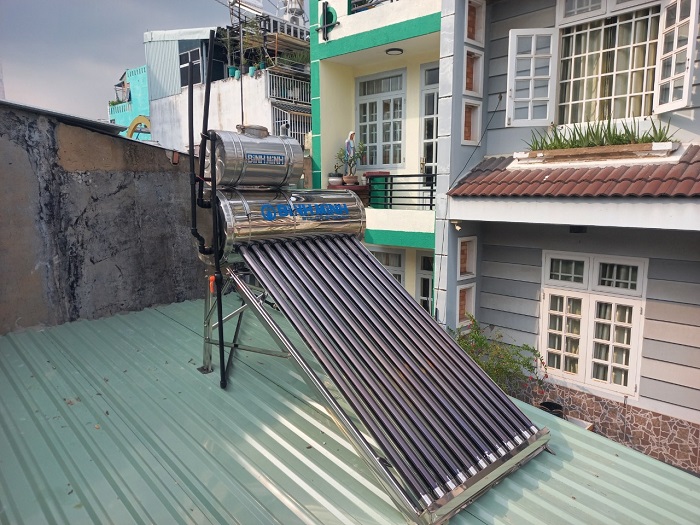 Lắp máy nước nóng Bình Minh 130L trên mái tôn Lắp máy nước nóng Bình Minh 130L trên mái tôn