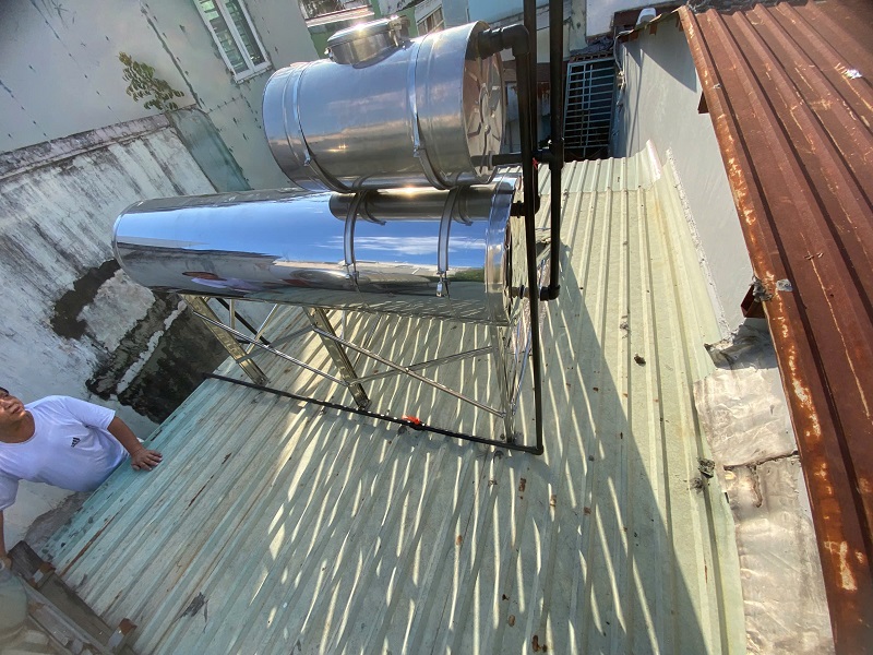 Phía sau Máy nước nóng năng lượng mặt trời Bình Minh 200L Phía sau Máy nước nóng năng lượng mặt trời Bình Minh 200L