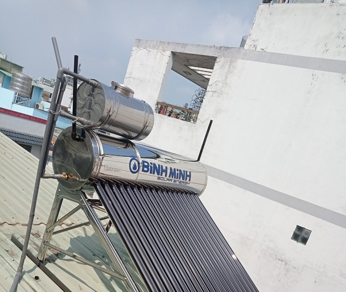 Lắp bồn phụ Máy nước nóng mặt trời trên mái tôn Lắp bồn phụ Máy nước nóng mặt trời trên mái tôn