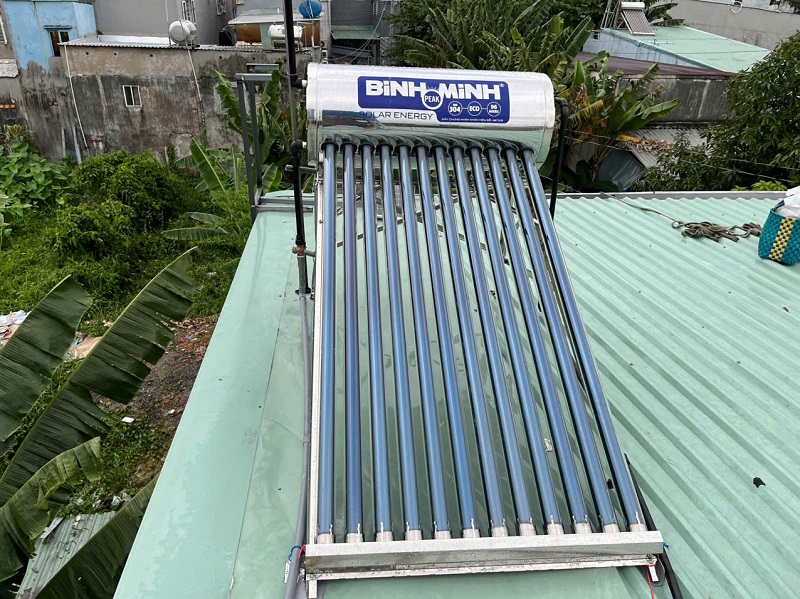 Máy nước nóng năng lượng mặt trời trên mái tôn Máy nước nóng năng lượng mặt trời trên mái tôn