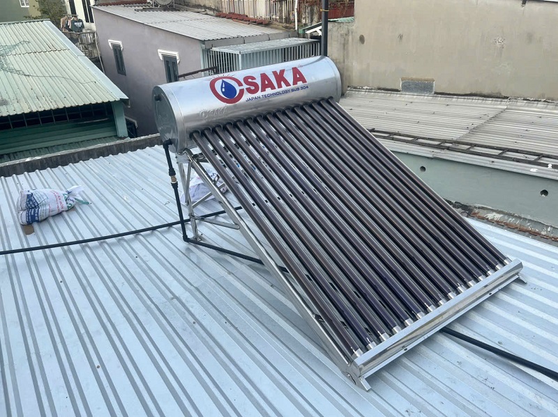 Hoàn thiện máy nước nóng NLMT OSAKA 160L-15 ống trên mái tôn Hoàn thiện máy nước nóng NLMT OSAKA 160L-15 ống trên mái tôn