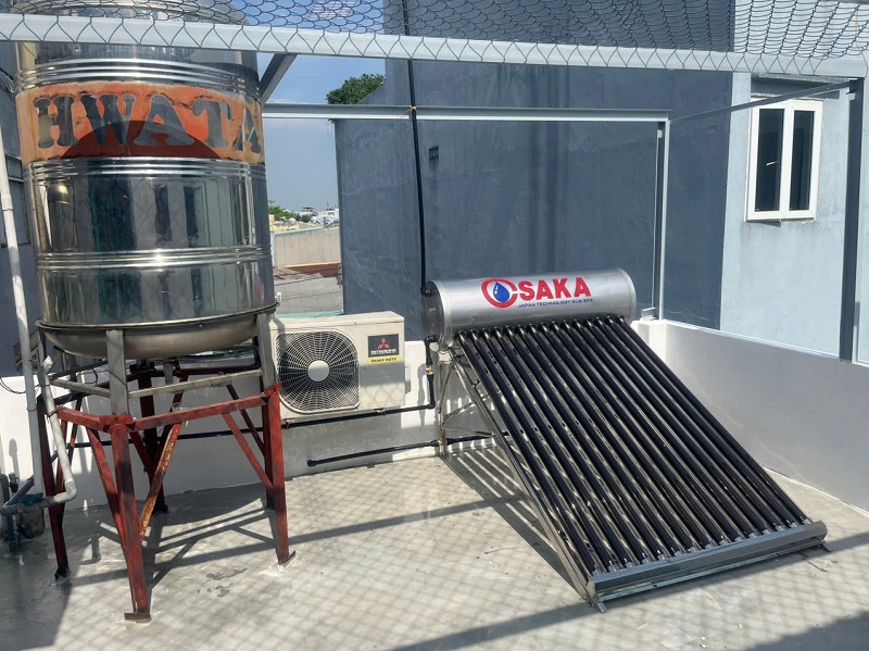 Hoàn thiện máy nước nóng NLMT OSAKA 160L-15 ống trên mặt sàn Hoàn thiện máy nước nóng NLMT OSAKA 160L-15 ống trên mặt sàn