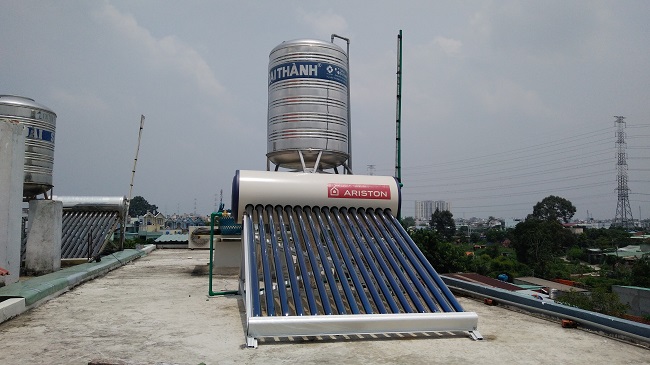 lap-may-nuoc-nong-nang-luong-mat-troi-ariston-tren-mat-san lap-may-nuoc-nong-nang-luong-mat-troi-ariston-tren-mat-san