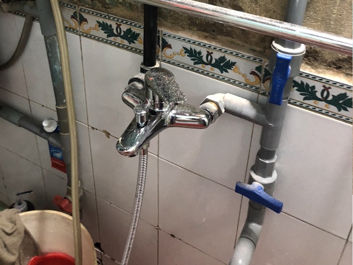 Lắp vòi sen tắm nóng lạnh và đường ống nhà cũ Lắp vòi sen tắm nóng lạnh và đường ống nhà cũ