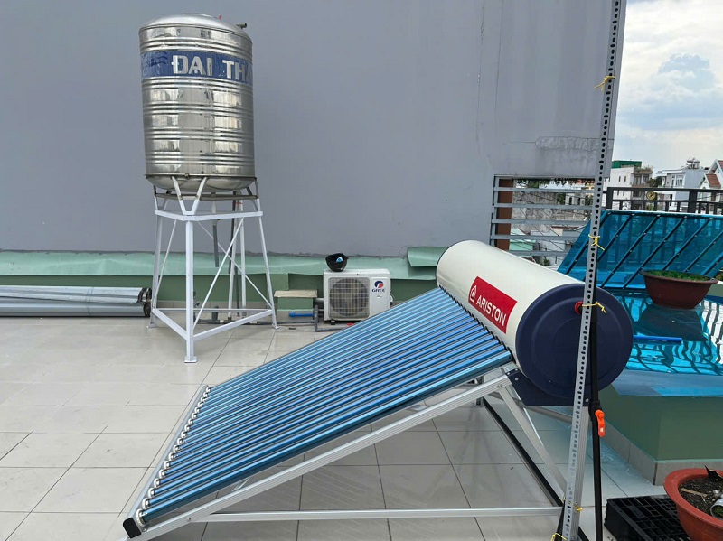 Mặt trước Máy nước nóng mặt trời Ariston ECO2, 190L-18 ống F58 Mặt trước Máy nước nóng mặt trời Ariston ECO2, 190L-18 ống F58