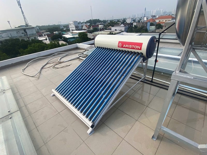 Mặt phải Máy nước nóng Ariston 190L - xuất xư từ Ý Mặt phải Máy nước nóng Ariston 190L - xuất xư từ Ý