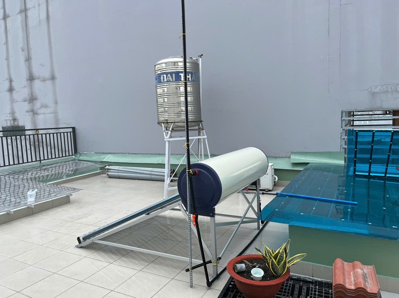 Mặt sau Máy nước nóng mặt trời Ariston ECO2, 190L-18 ống F58 Mặt sau Máy nước nóng mặt trời Ariston ECO2, 190L-18 ống F58