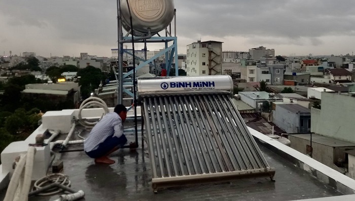 Lắp đặt hoàn thiện Máy Năng lượng mặt trời Bình Minh 180L - 18 ống F58 Lắp đặt hoàn thiện Máy Năng lượng mặt trời Bình Minh 180L - 18 ống F58